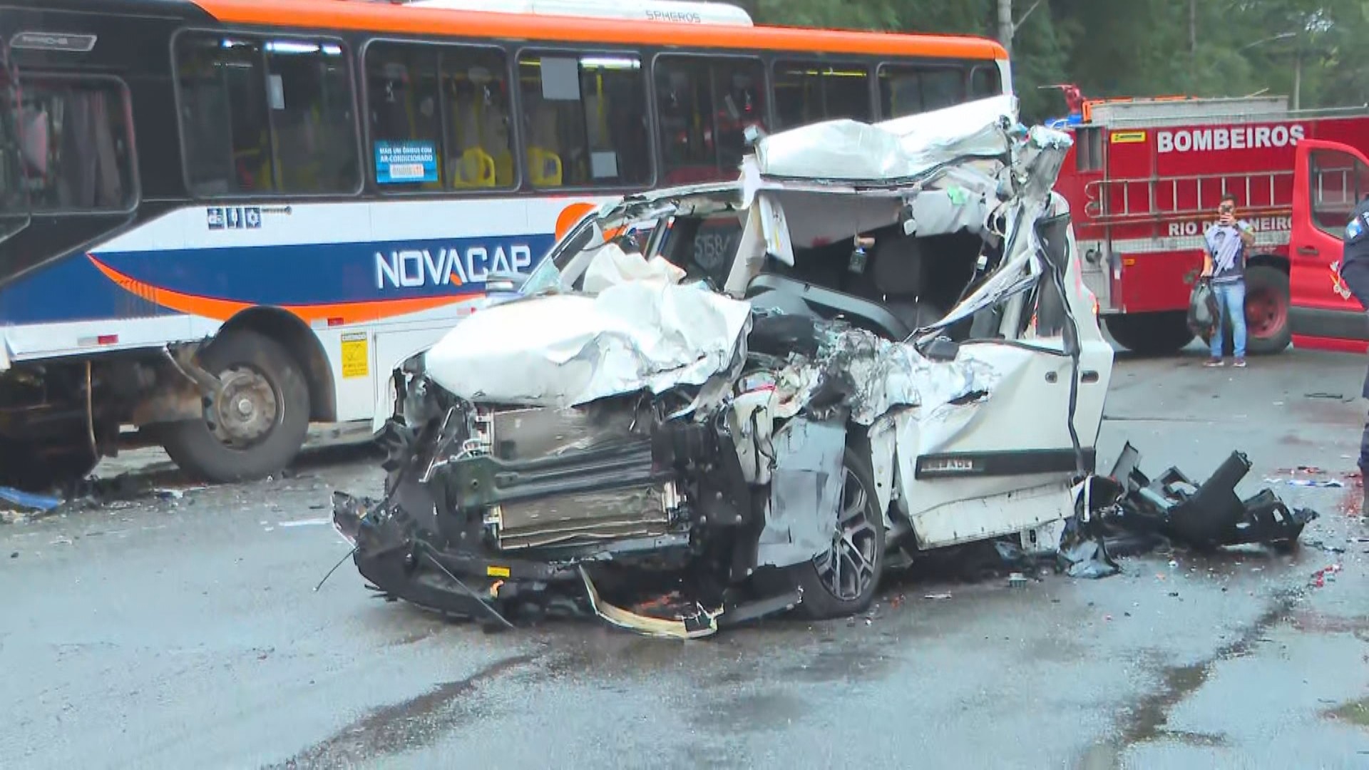 Acidente entre carro e ônibus afeta o trânsito no Rio e deixa ferido