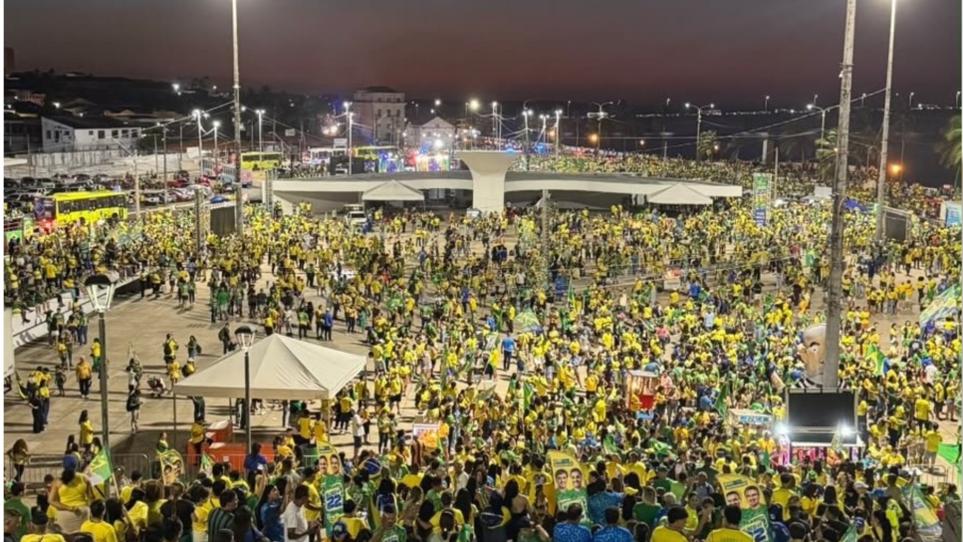 Flávio Bolsonaro mobiliza apoiadores em ato político na cidade de São Luís