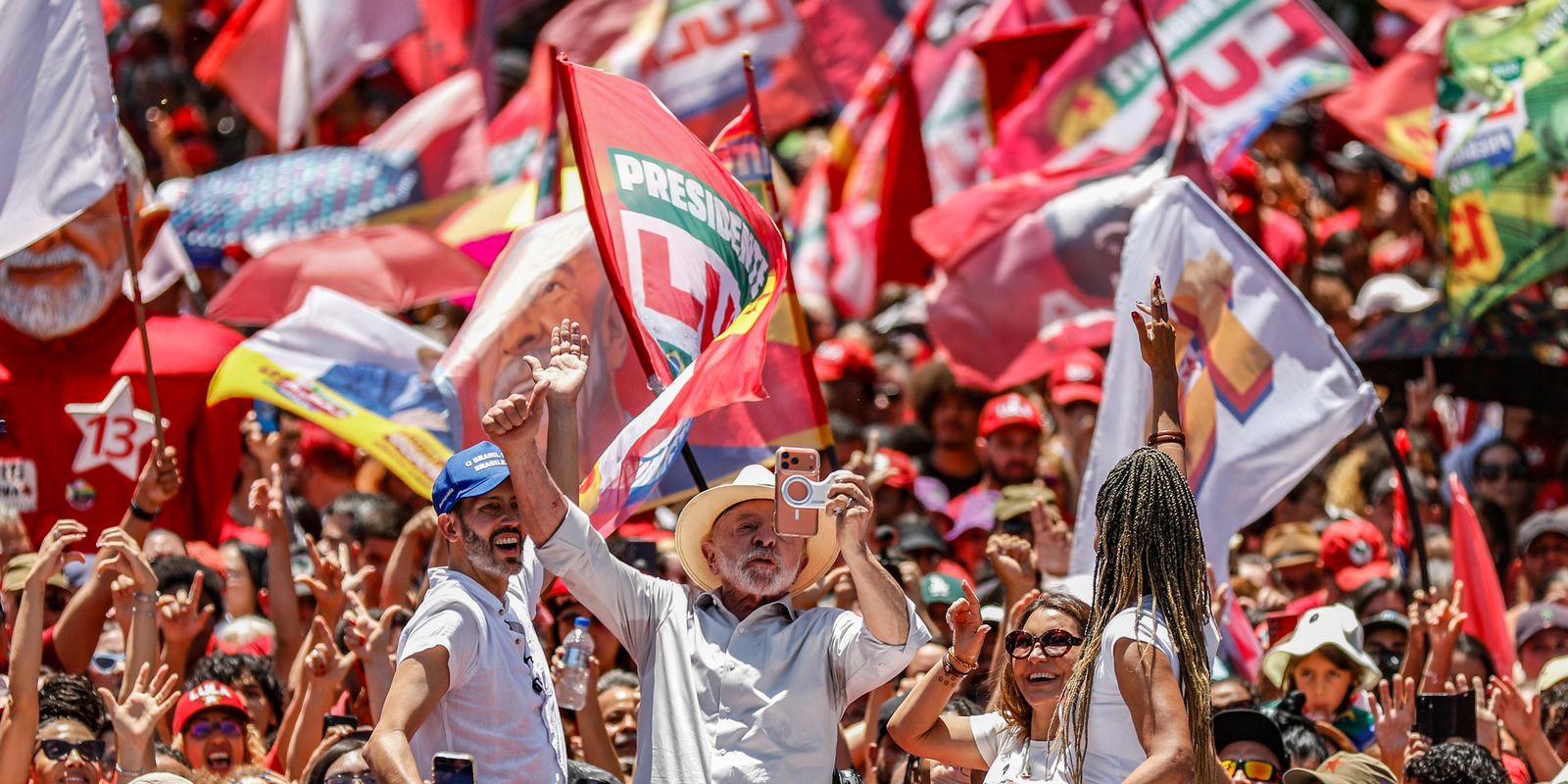 Lula defende o fim da escala 6x1 e ataca banqueiros em comício no Distrito Federal