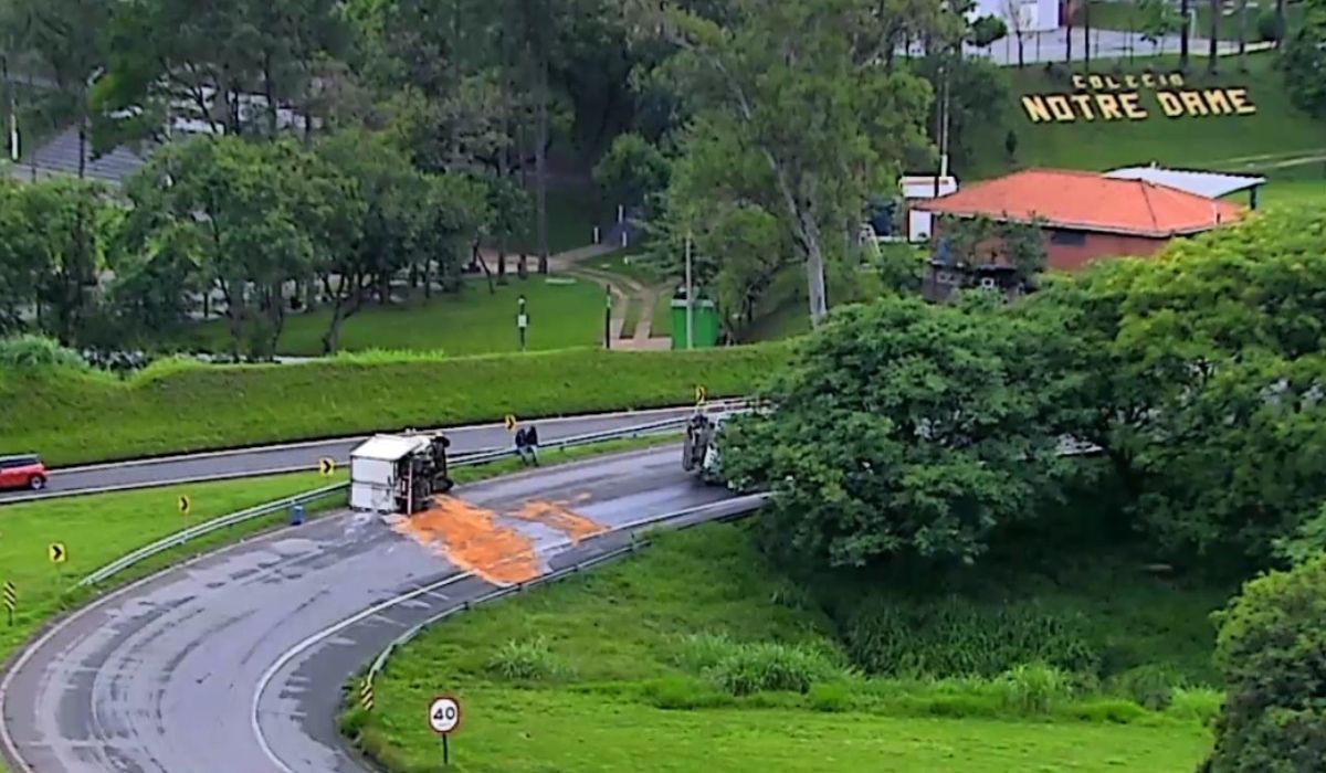 Acidente com caminhão de leite complica o trânsito em Campinas nesta quarta-feira