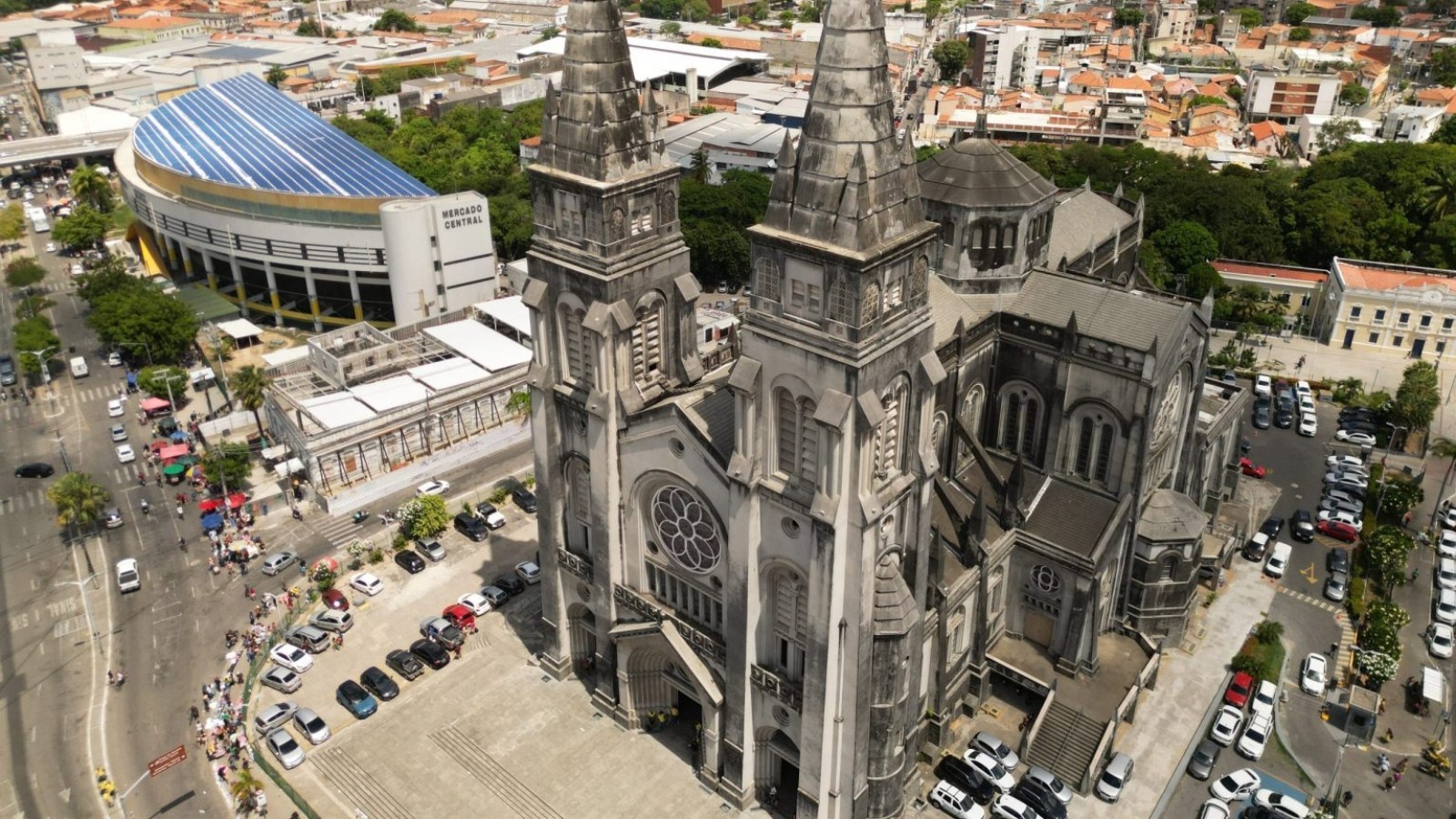 Catedral Metropolitana de Fortaleza fecha entrada principal para revitalização