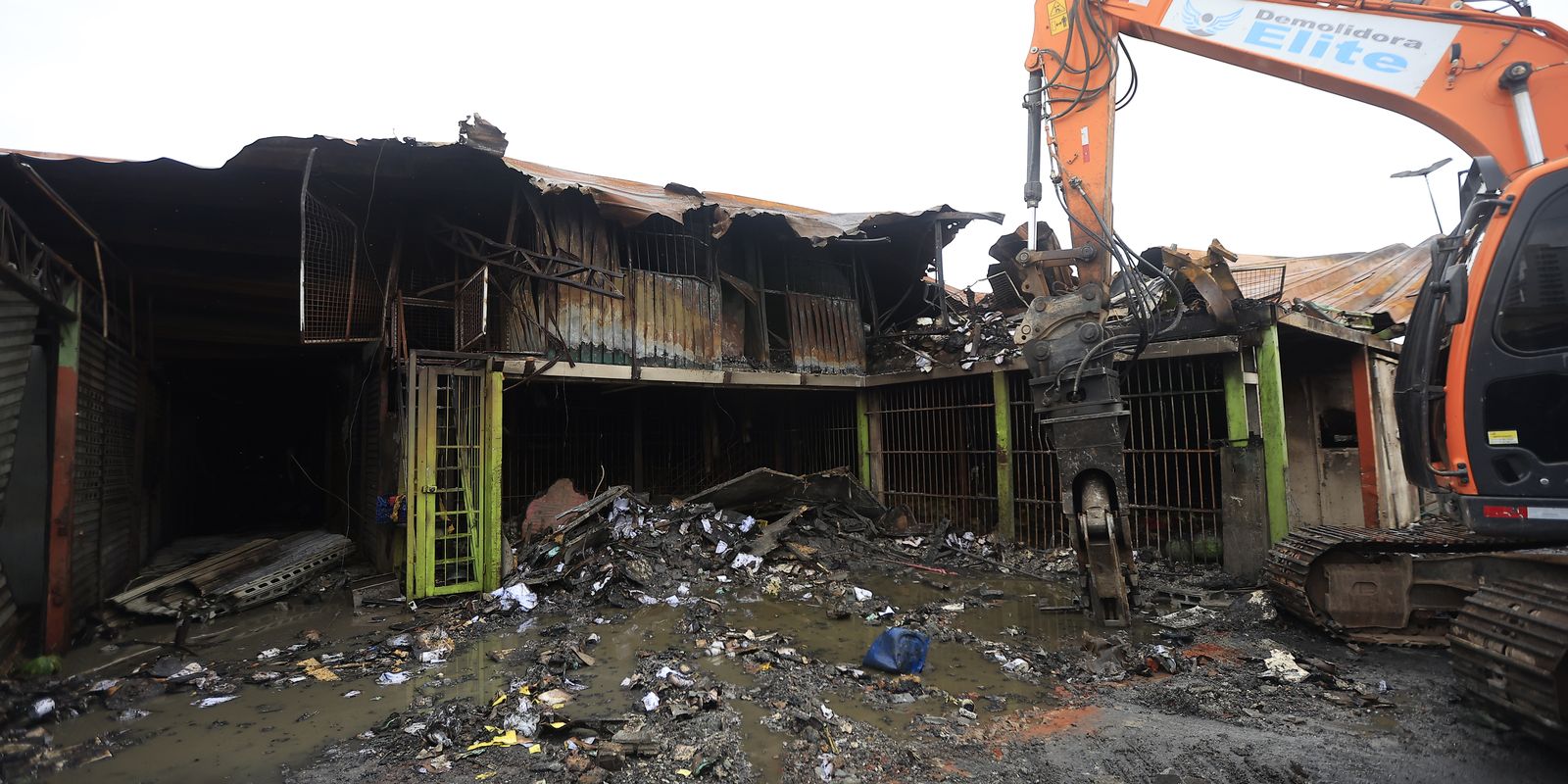 Ceagesp ergue estrutura provisória para comerciantes afetados por incêndio