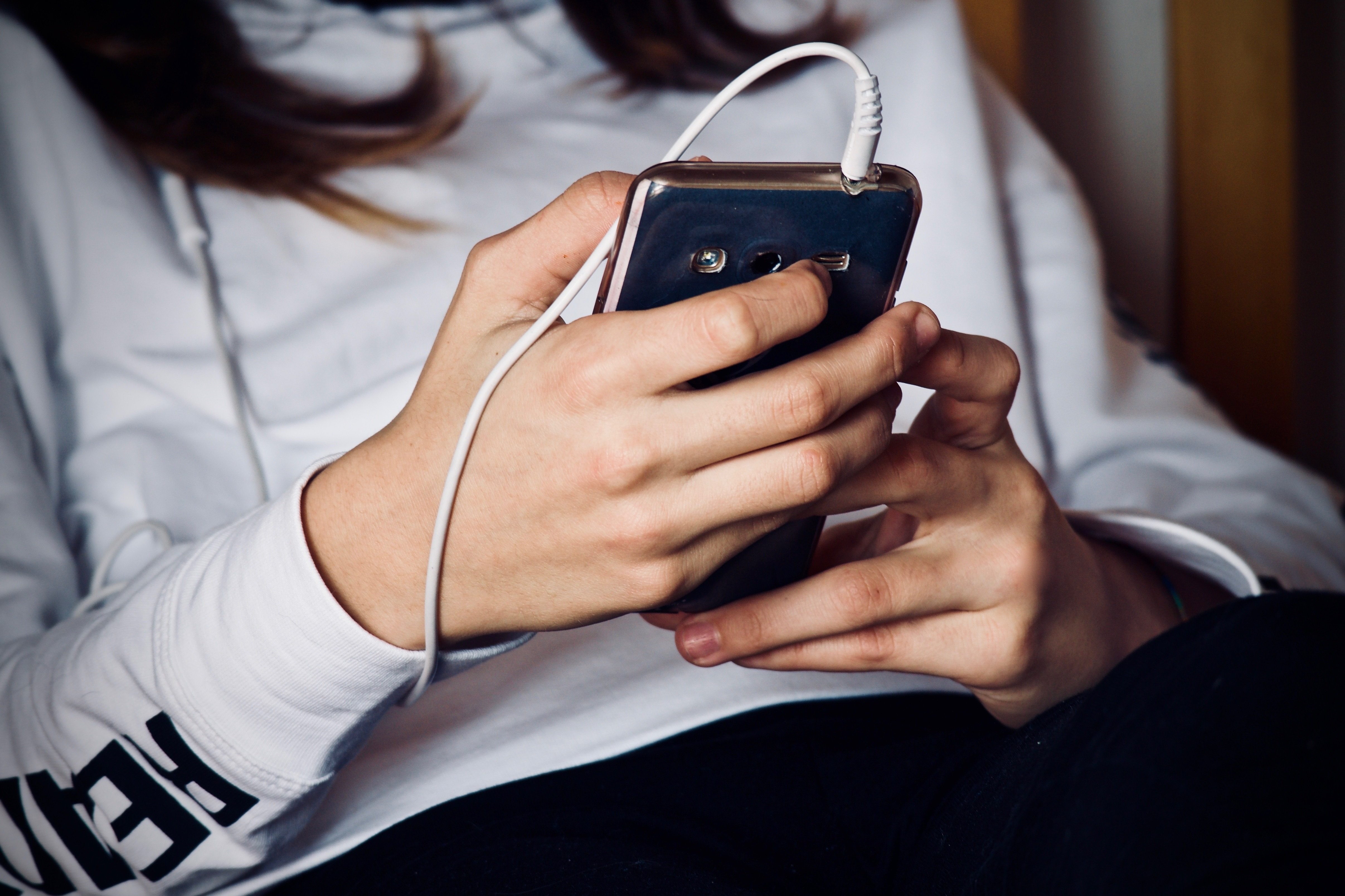 Como o celular na adolescência afeta o comportamento e a convivência familiar