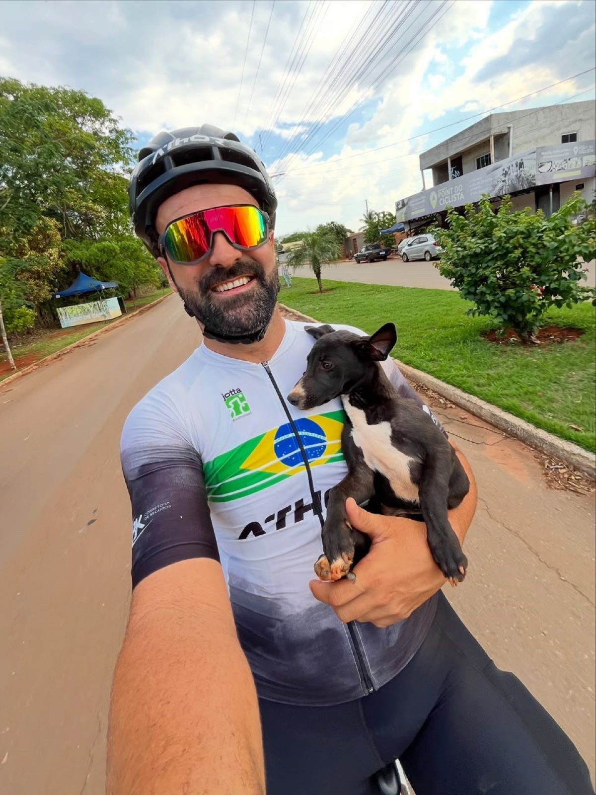 Ciclista de Minas Gerais salva cachorro com sede e consegue um tutor em Goiás