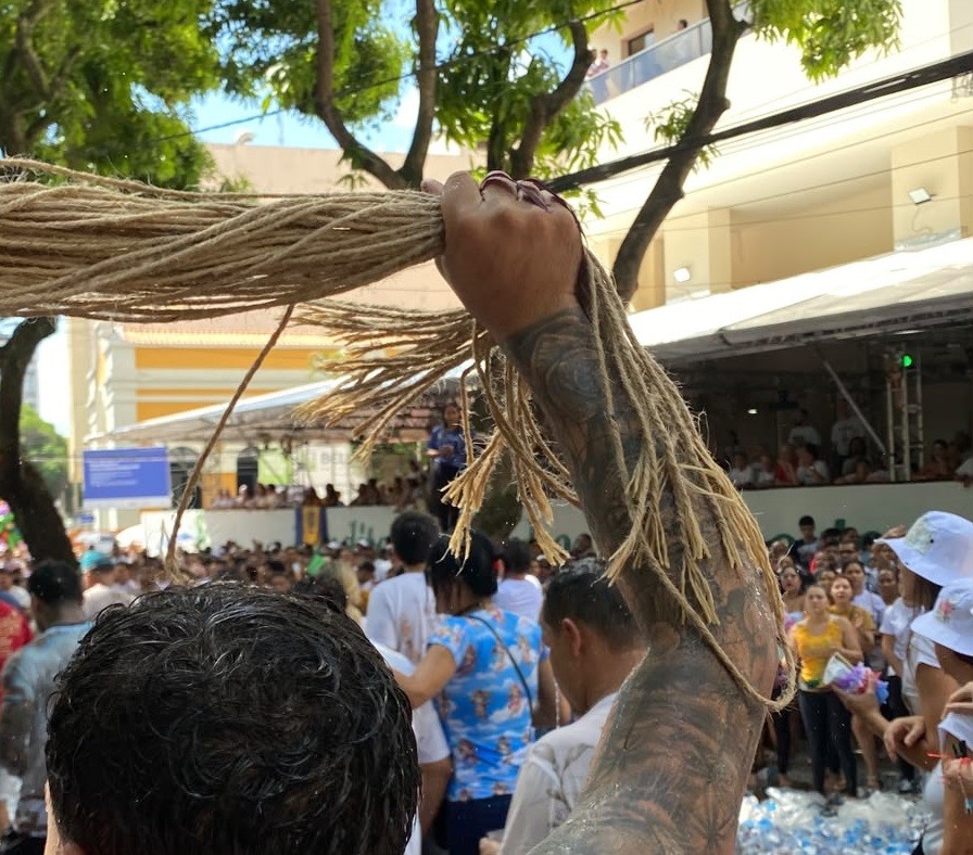 Berlinda do Círio de Nazaré avança sem corda pela avenida