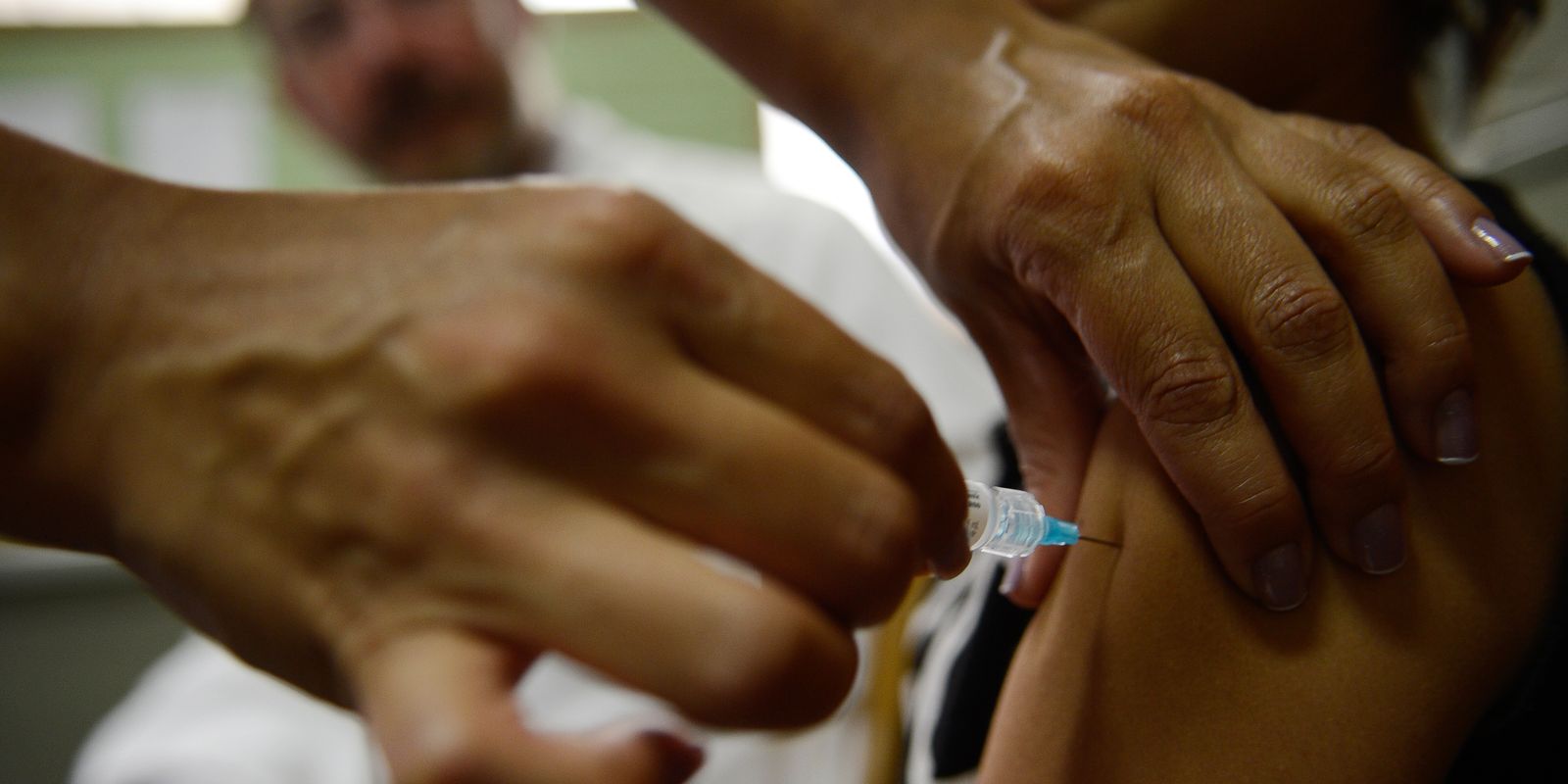 Vacina contra o HPV reduz drasticamente lesões pré-cancerígenas no SUS