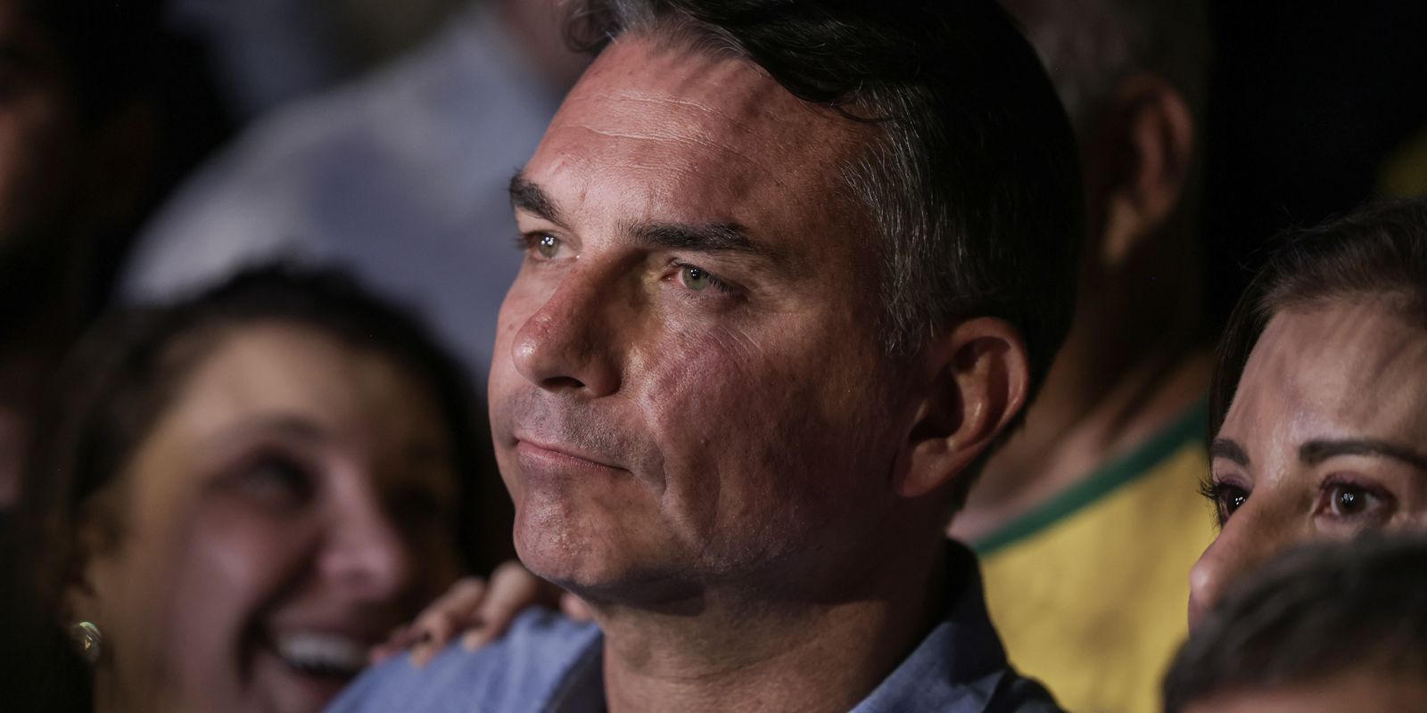 Flávio Bolsonaro nega golpe e evita explicar propostas em sabatina na TV Globo