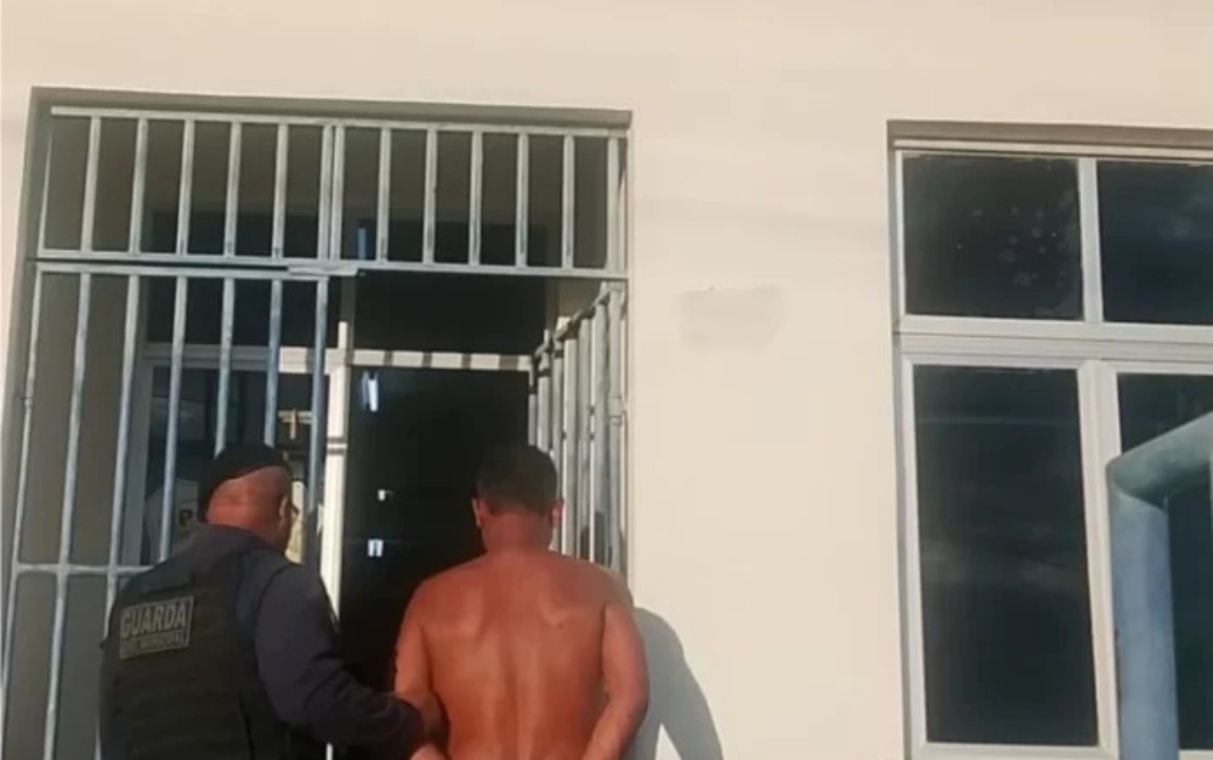 Suspeito de violência doméstica é preso após queimar mulher com óleo quente