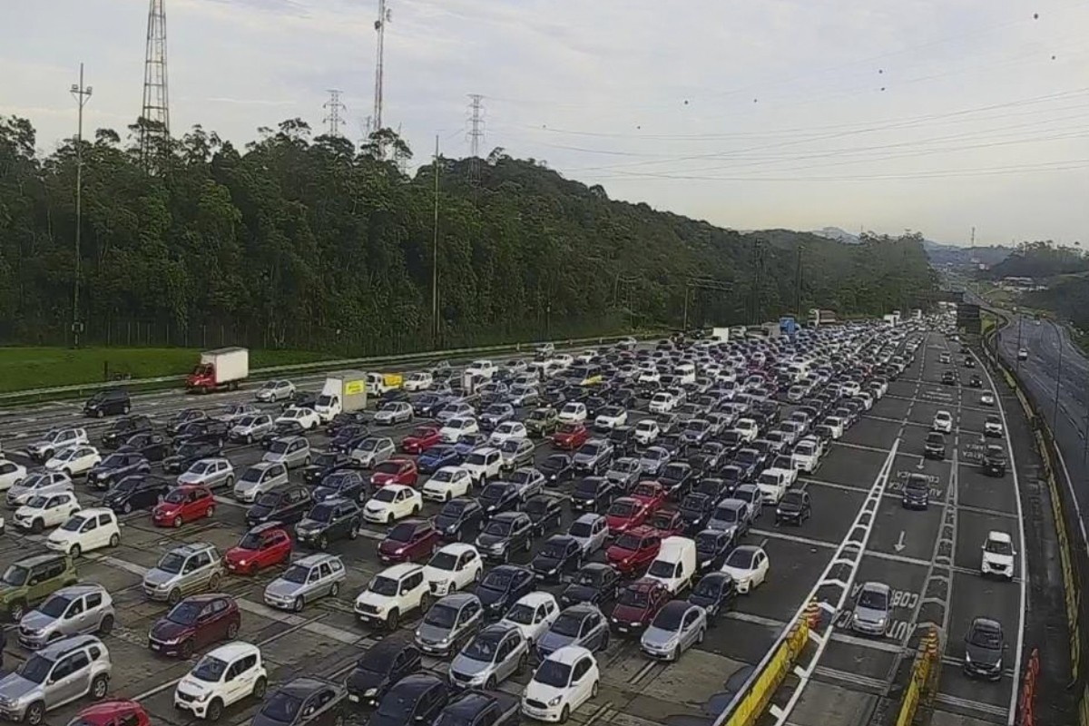 Trânsito intenso na descida ao litoral de SP marca feriado no Sistema Anchieta-Imigrantes