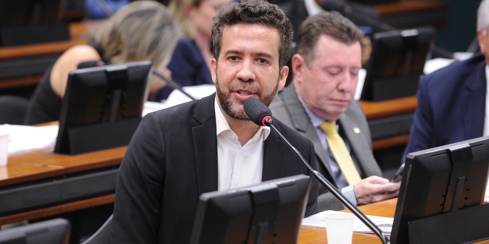 André Janones aponta censura após TSE suspender canal de WhatsApp