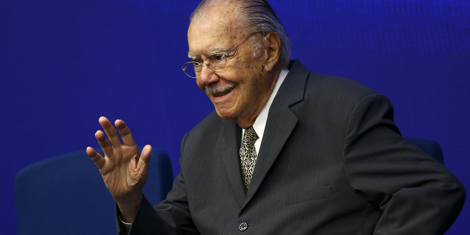 Ex-presidente José Sarney recebe alta hospitalar após nove dias de internação