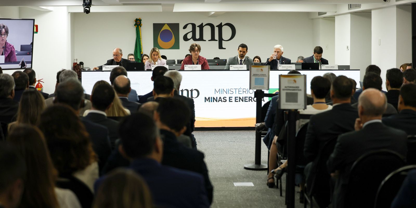 Leilão da ANP fatura R$ 3 bilhões com a venda de 49 blocos de petróleo