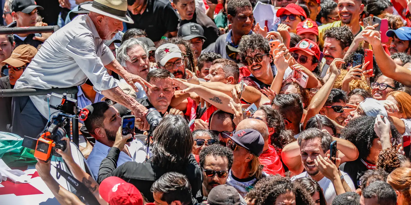 Lula aciona Justiça contra suspensão do canal Exército do Lula