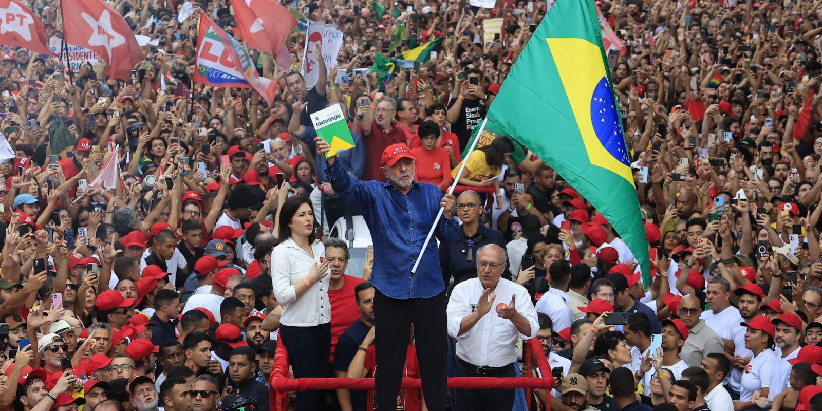 Com virada histórica, reeleição de Lula é confirmada no segundo turno