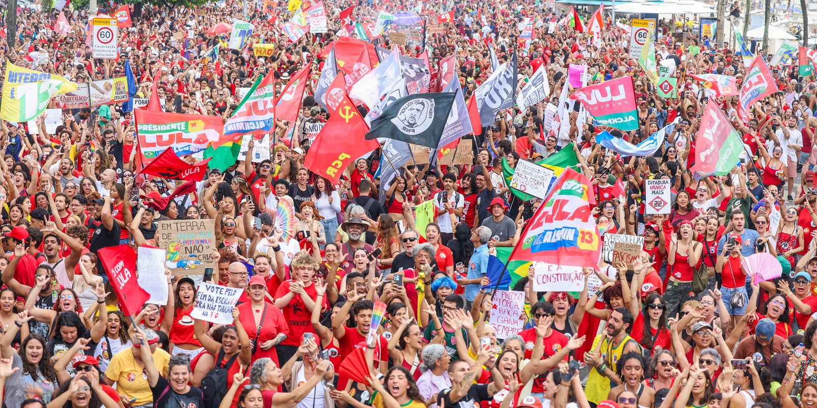 Ato em Copacabana reúne milhares em defesa da democracia e de Lula
