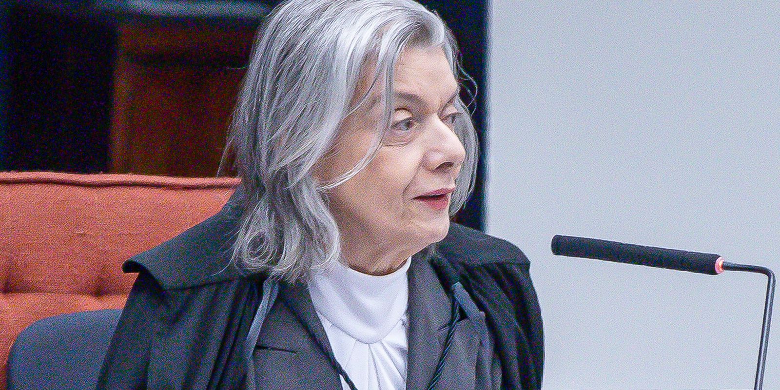 Cármen Lúcia rejeita ação sobre transporte interestadual no stf