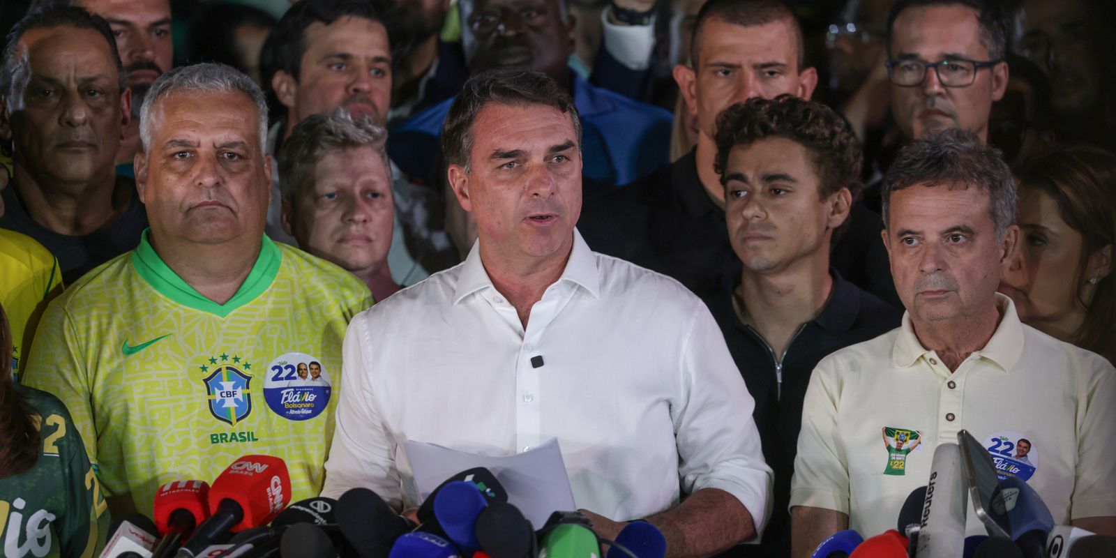 Polícia Federal investiga a fuga de Flávio Bolsonaro para os Estados Unidos