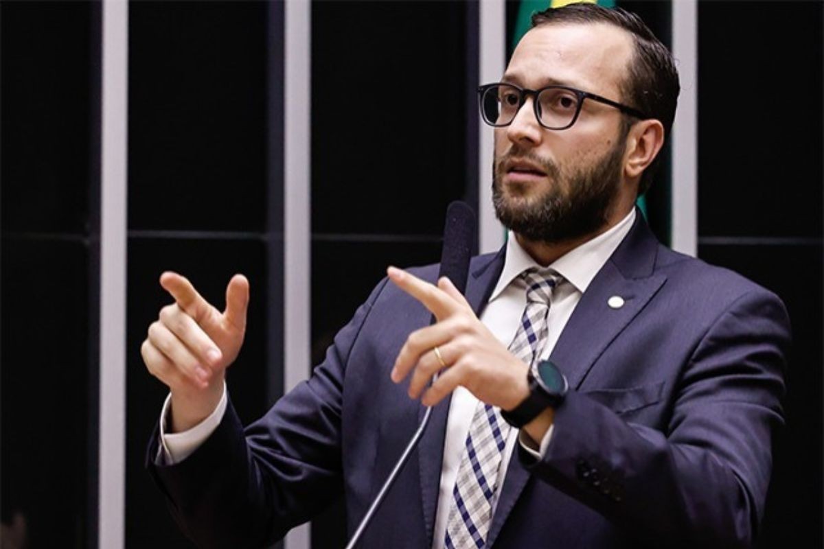 Conheça o senador mais jovem e os políticos extremos eleitos no país