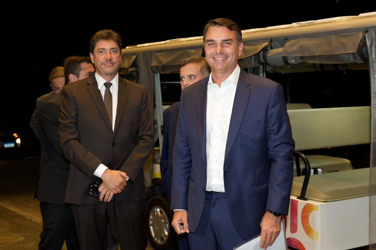 Flávio Bolsonaro é entrevistado por Renata Lo Prete nesta sexta-feira