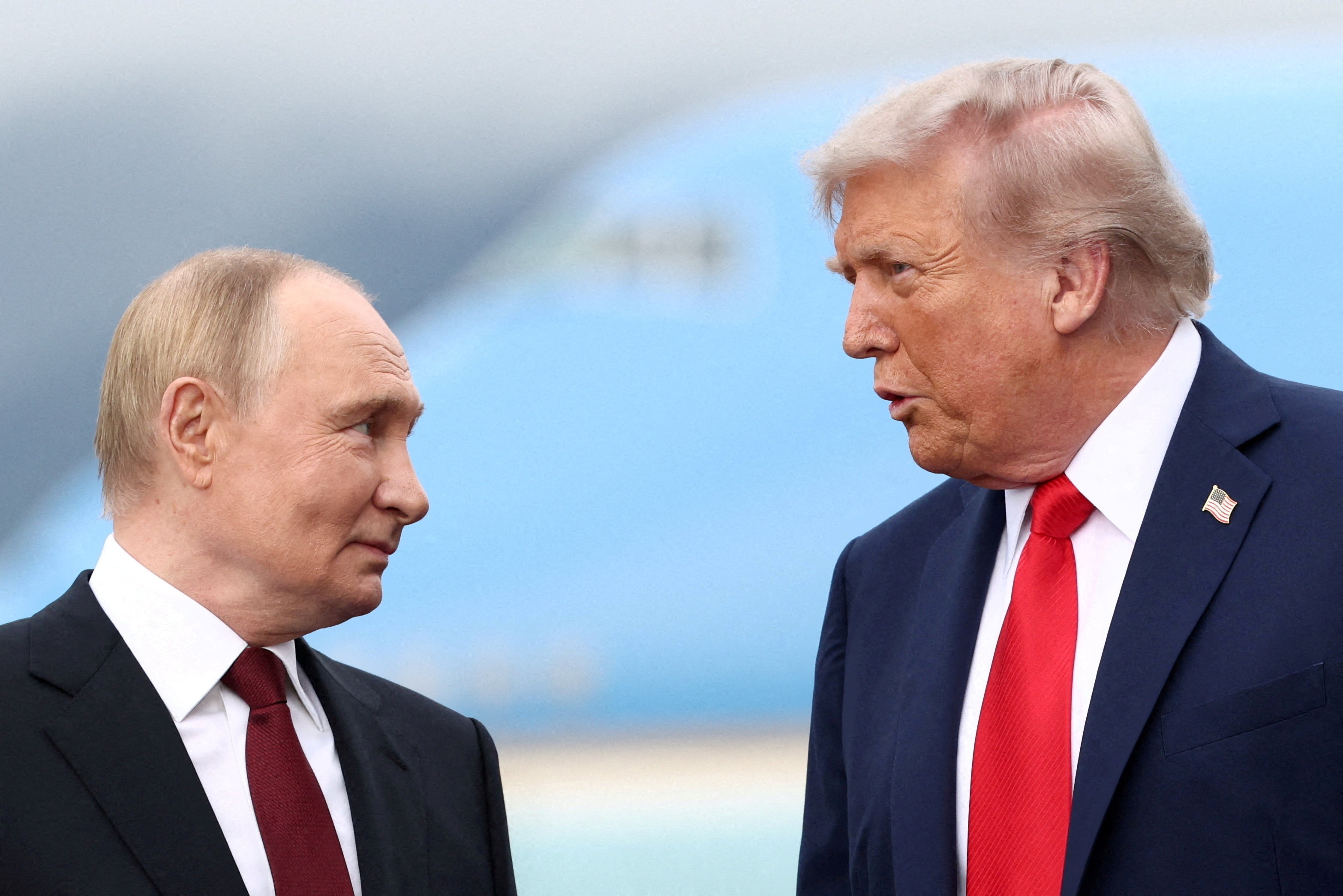 Trump suspende sanções contra a Rússia e alivia mercado de petróleo e gás