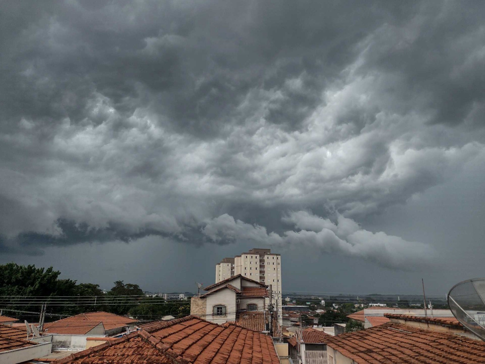 Vale do Paraíba entra em alerta de chuva forte com risco de alagamentos