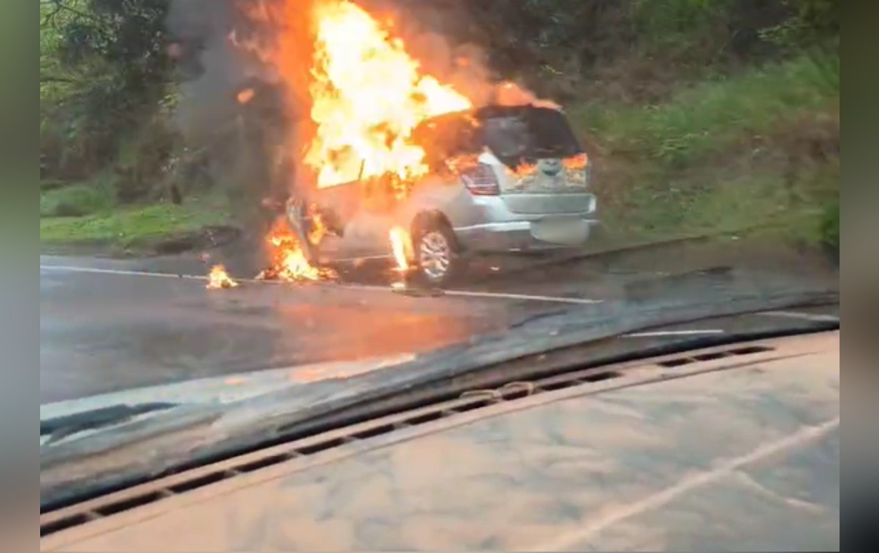 Carro pega fogo e fica destruído no acostamento da SP-287 em Fartura