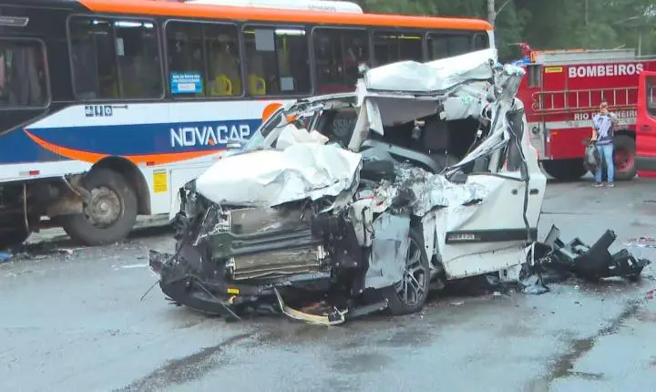 Acidente entre carro e ônibus afeta o trânsito no Rio e deixa ferido