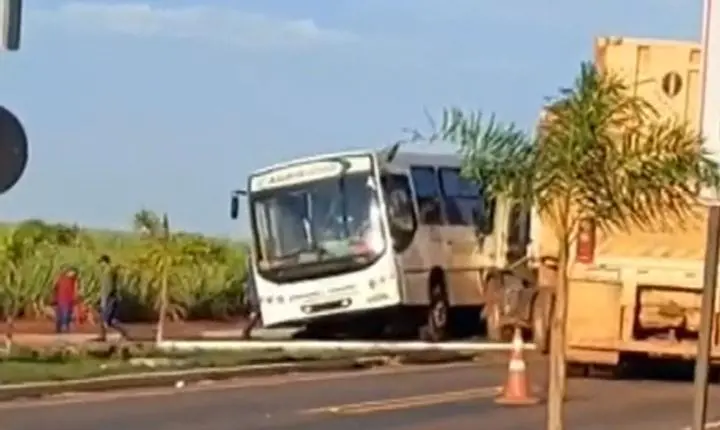 Acidente em Nova Glória entre ônibus e caminhão deixa sete feridos