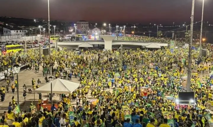 Flávio Bolsonaro mobiliza apoiadores em ato político na cidade de São Luís