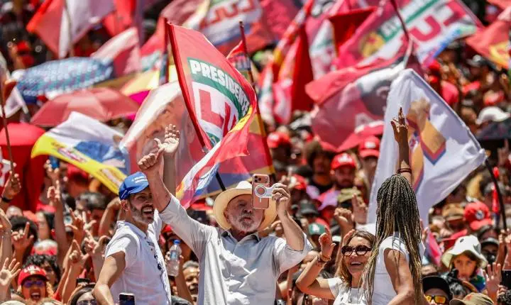 Lula defende o fim da escala 6x1 e ataca banqueiros em comício no Distrito Federal