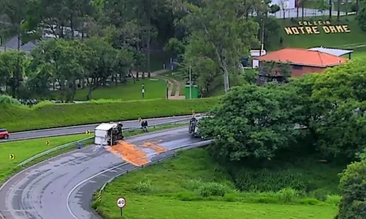 Acidente com caminhão de leite complica o trânsito em Campinas nesta quarta-feira