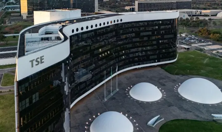 Lula move ação no TSE para pedir a cassação da chapa de Flávio Bolsonaro