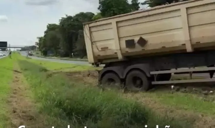 Acidente fecha pista da Rodovia Anhanguera em Limeira após colisão