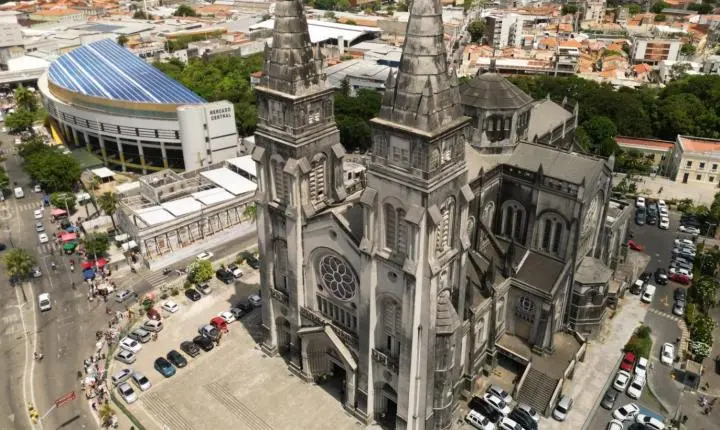 Catedral Metropolitana de Fortaleza fecha entrada principal para revitalização