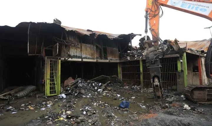 Ceagesp ergue estrutura provisória para comerciantes afetados por incêndio
