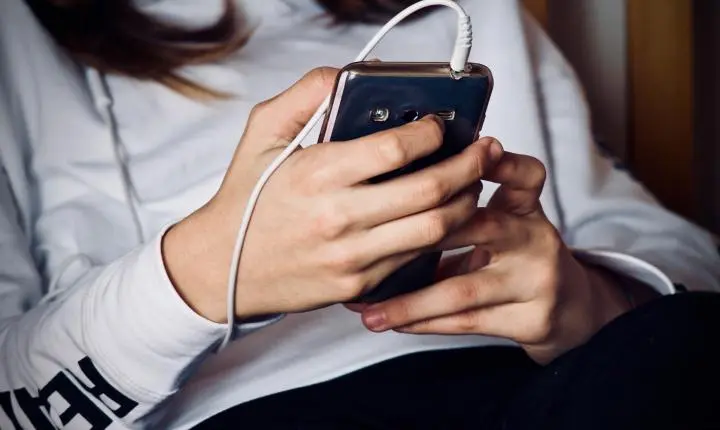 Como o celular na adolescência afeta o comportamento e a convivência familiar
