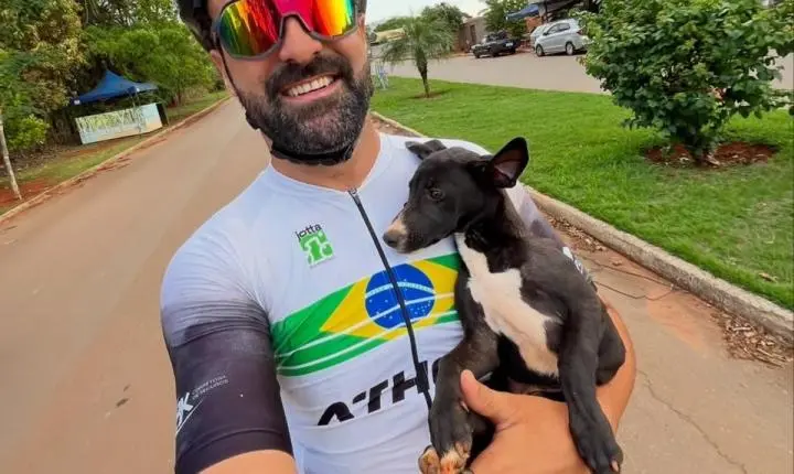 Ciclista de Minas Gerais salva cachorro com sede e consegue um tutor em Goiás