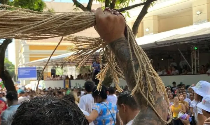 Berlinda do Círio de Nazaré avança sem corda pela avenida