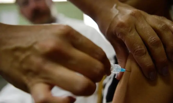 Vacina contra o HPV reduz drasticamente lesões pré-cancerígenas no SUS