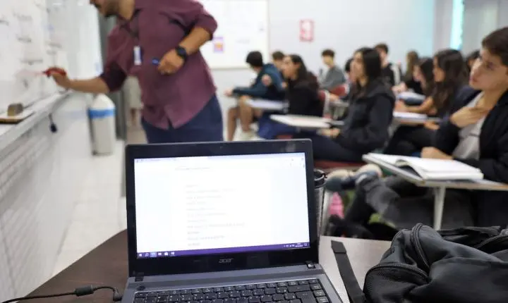 Inteligência artificial transforma a rotina de professores em sala de aula