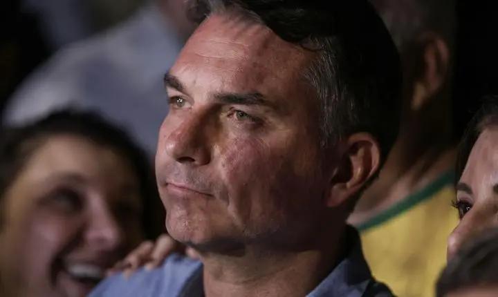 Flávio Bolsonaro nega golpe e evita explicar propostas em sabatina na TV Globo