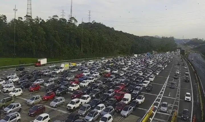 Trânsito intenso na descida ao litoral de SP marca feriado no Sistema Anchieta-Imigrantes