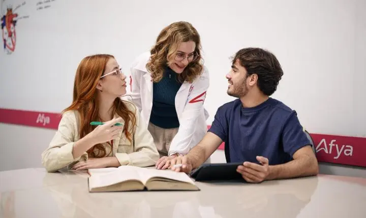 Estudantes de medicina ganham novas portas para carreiras globais