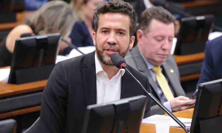 André Janones aponta censura após TSE suspender canal de WhatsApp