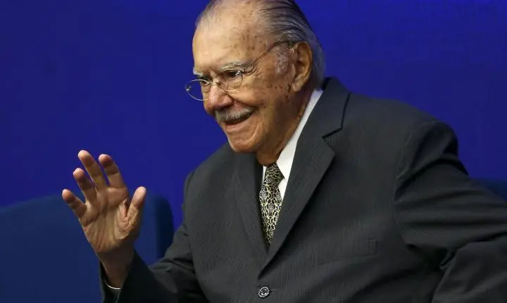 Ex-presidente José Sarney recebe alta hospitalar após nove dias de internação