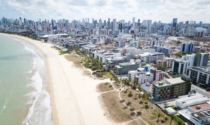 Justiça impõe limite para novas ligações de esgoto na orla de João Pessoa