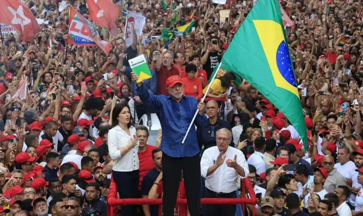 Com virada histórica, reeleição de Lula é confirmada no segundo turno