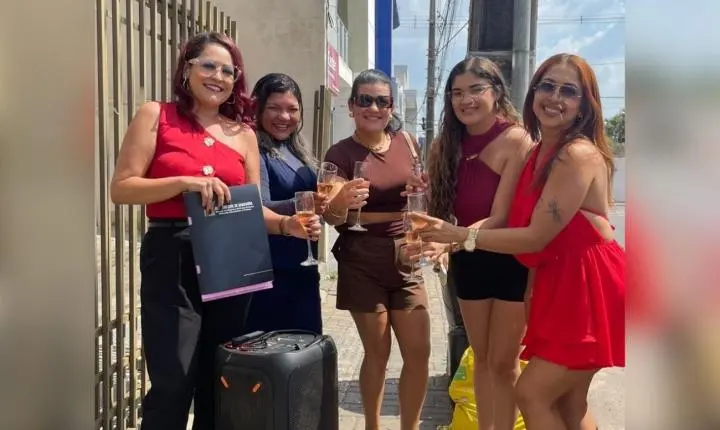 Mulher comemora divórcio com espumante e música na saída de cartório em Araguaína