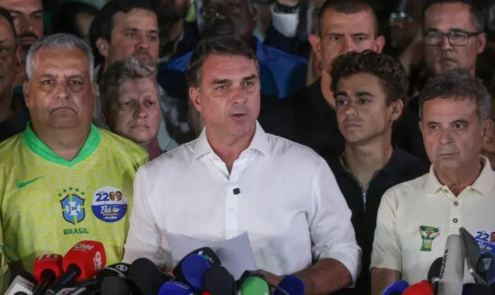 Polícia Federal investiga a fuga de Flávio Bolsonaro para os Estados Unidos