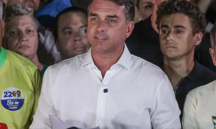Polícia federal cancela passaportes de flávio bolsonaro após descumprimento